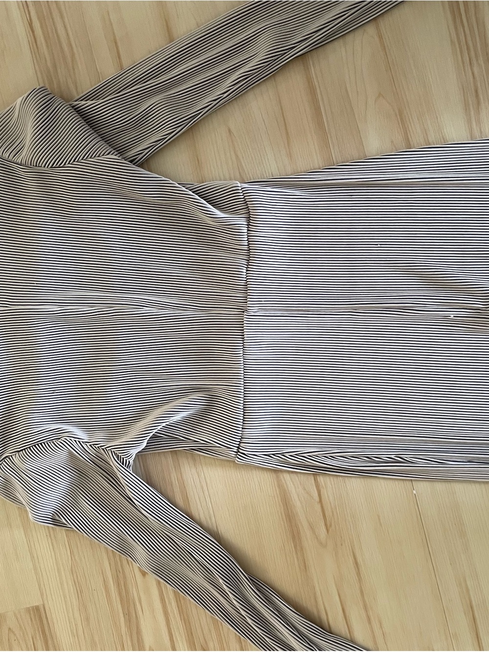 PrettyLittleThing Maternity Ribbed Long Sleeve Dress - Picture 5 of 5